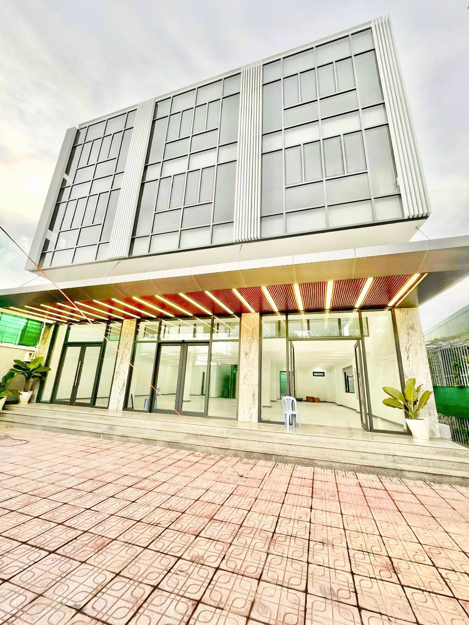 Nguyen Thi Thap building for rent in District 7 with car parking, wide curb 2