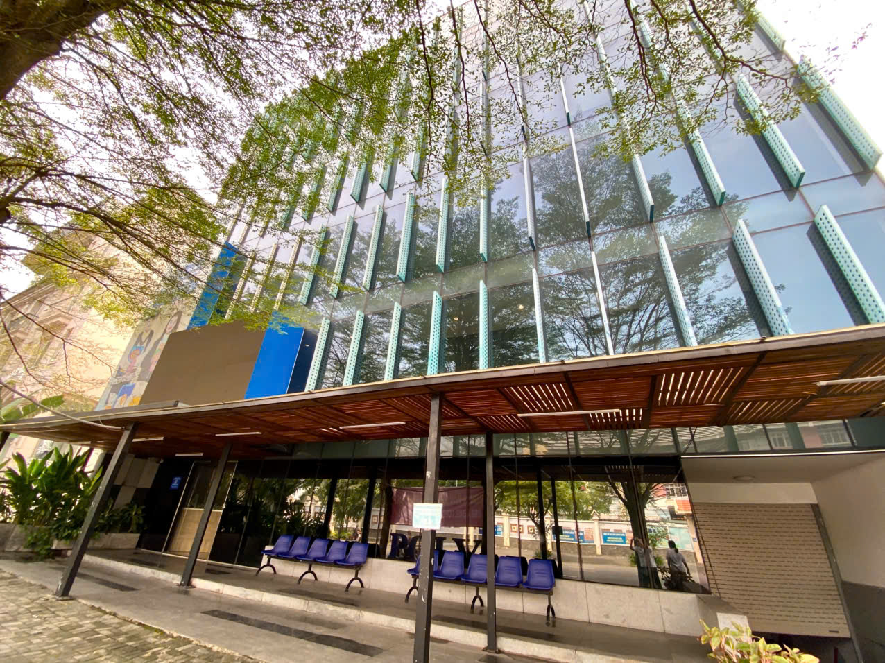 Cho thuê tòa nhà mặt tiền đường Tân Phú, Nam Thông Phú Mỹ Hưng, Quận 7 xây 8 tầng, thang máy – 324m2