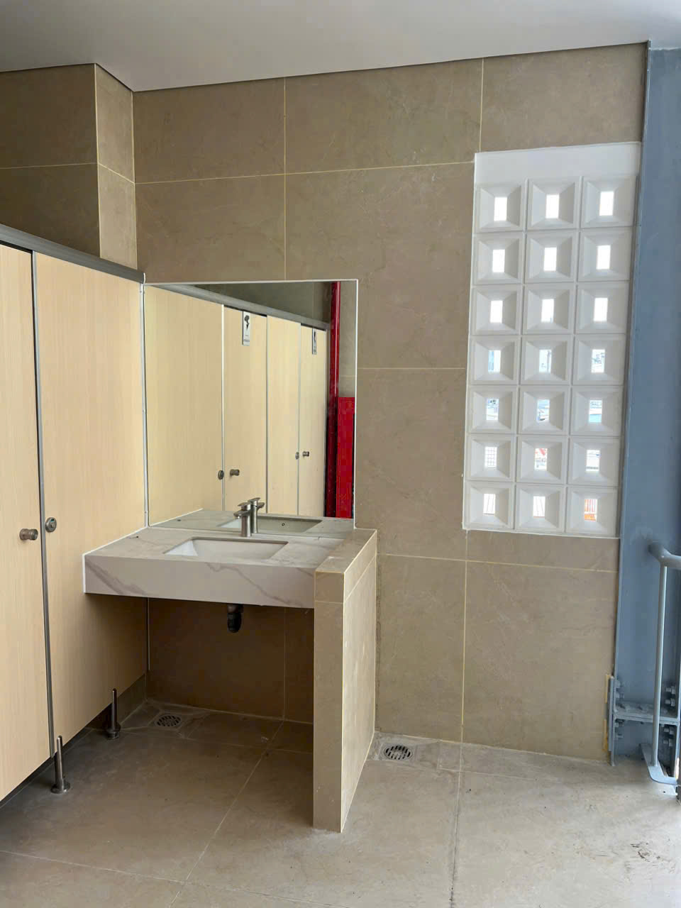 Cho thuê tòa nhà văn phòng đường số 15 Phường Tân Hưng, Quận 7 xây 7 tầng có hầm gần chợ – 144m2 4