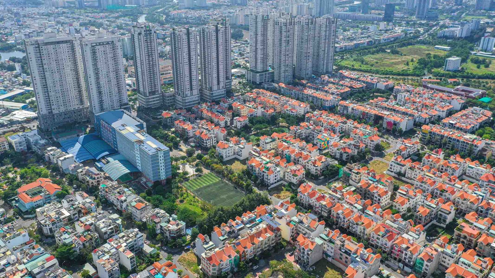 Selling or renting a house in front of Him Lam, District 7 with a tunnel + 5 floors
