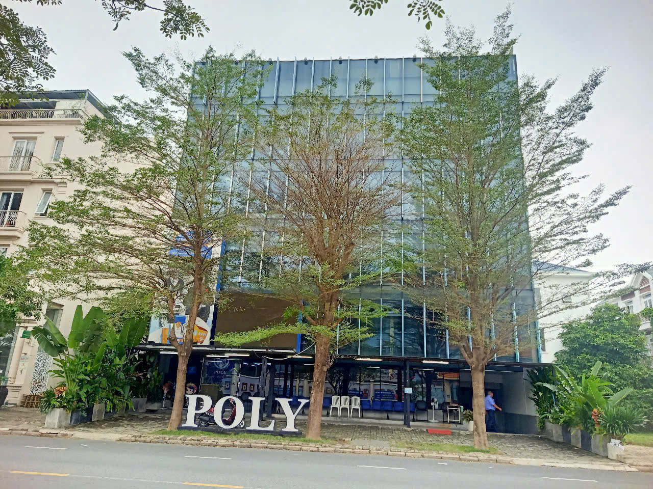 Cho thuê tòa nhà văn phòng đường Tân Phú, Phú Mỹ Hưng, Quận 7 xây hầm + 5 tầng có thang máy – 1600m2